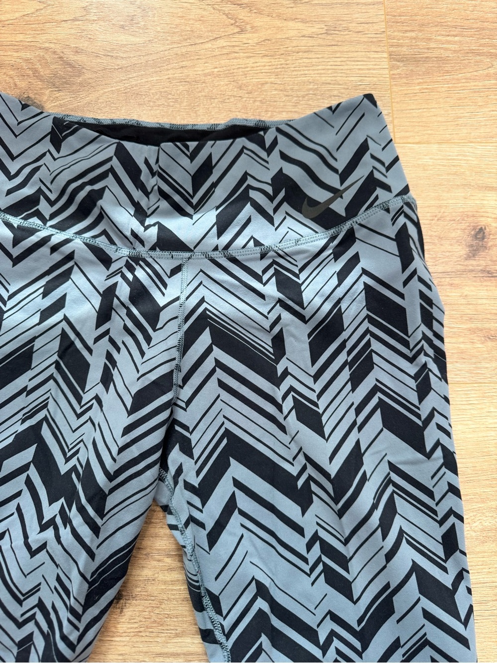 Nike Black & Gray Chevron High-Rise Leggings